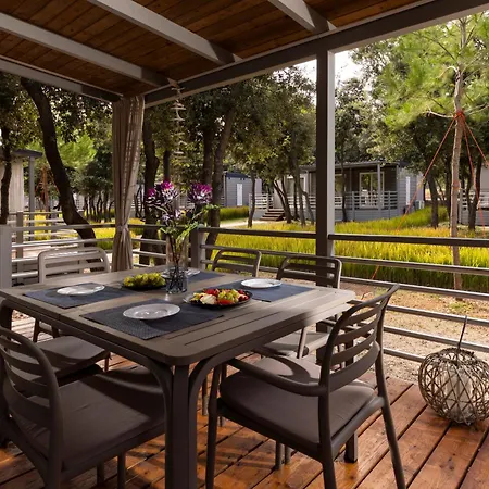 Kompleks wypoczynkowy Mobile Homes Lopari 4*