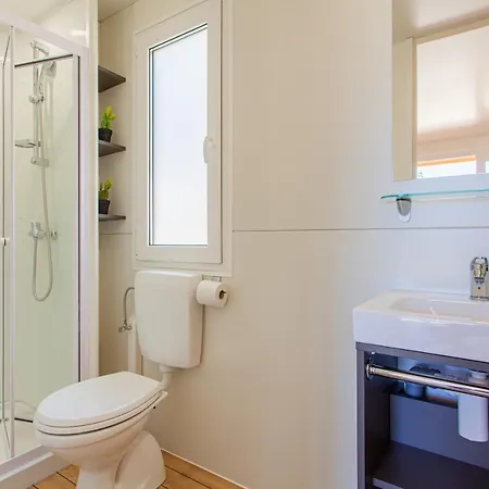 Mobile Homes Lopari 4* נזרין
